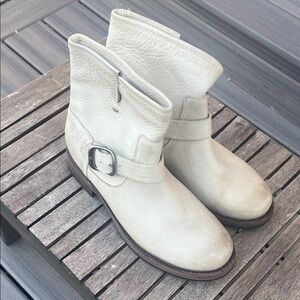 Frye Women's Cream Leather Ankle Boots
